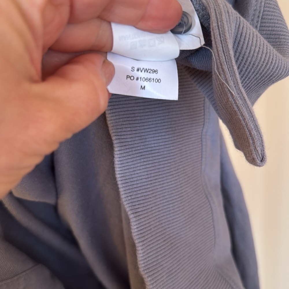 Vuori Laguna Henley Pullover Size Medium - Picture 7 of 7